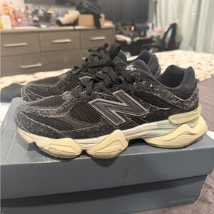 New Balance Black and Cream Sneakers